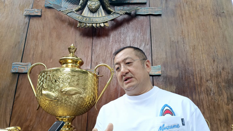 Hartono Soekwanto bersama trofi mewah hasil kolaborasi antara desainer Indonesia dan UMKM asal Boyolali menjadi simbol kemenangan di ajang bergengsi World Nishikigoi Club (WNC) yang digelar di Hiroshima, Jepang