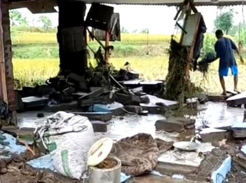 Salah satu rumah di Kecamatan Salawu Kabupaten Tasikmalaya mengalami kerusakan cukup serius akibat diterjang bencana longsor.