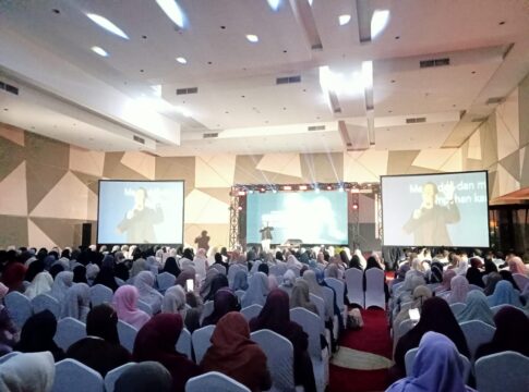Ket foto : Para Peserta mengucurkan Air Mata, Dalam acara Kajian bertema 'Patah Untuk Bertumbuh' yang digelar Ruang Cerita di Ballroom Grand Metro Tasikmalaya (fokusjabar/Seda)