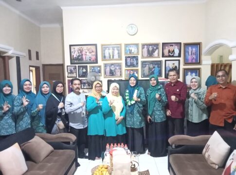 Ket foto : Ketua PKK dr. Elvira Kamarrow Putri dan Camat Cibereum Rahman, foto bersama pembina dan pengelola Rumah Sehat Burujul Setiaratu Cibereum Kota Tasikmalaya (fokusjabar/Seda)