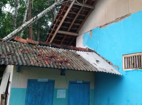 Ketpot: Bangunan TK PGRI di wilayah Desa Wangunjaya Cisaga Ciamis yang tertimpa pohon tumbang