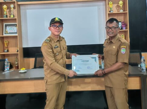 Ketpot: Kepala Bapenda Ciamis Aef Saefulloh (Kanan) dan Kepala Desa Sukawening Hendi (Kiri)