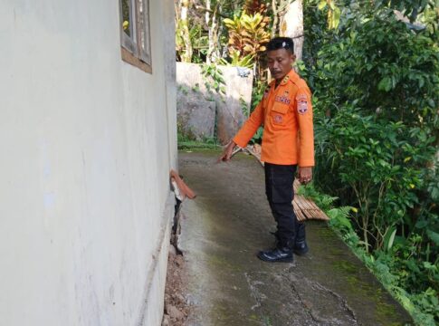 Ketpot: Personel BPBD Kabupaten Ciamis saat asesesmen tanah bergerak