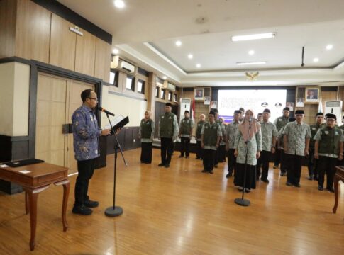 Ket foto : Wali Kota Viman Alfarizi, saat melantik Pengurus FKS Kota Tasikmalaya Periode 2025-2027 di Aula Utama Balekota Tasikmalaya (fokusjabar/Seda)