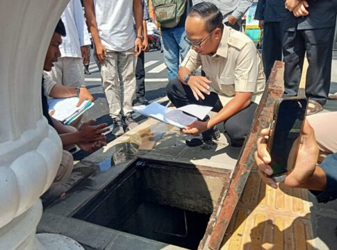 Ket foto : Wali Kota Viman Alfarizi, membuka pintu drainase guna memastikan fungsi drainase berjalan baik (fokusjabar/Seda)