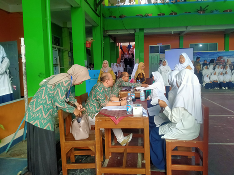 Caption: Siswi SMPN 2 Banjar sedang menunggu giliran imunisasi HPV