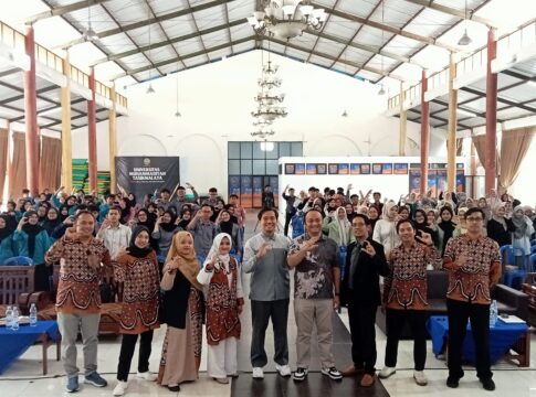Ket foto : Peserta Seminar, melakukan foto bersama dengan para Narasumber dalam kegiatan Seminar Nasional yang di Gelar Prodi BK UMTas di Graha Kampus (fokusjabar/Seda)