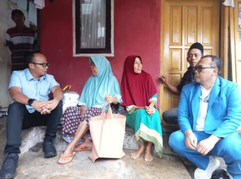 Ket foto : Wali Kota Viman Alfarizi, sambangi warga ibu lansia sambil memberikan bantuan melalui program Sapa Warga (fokusjabar/Seda)