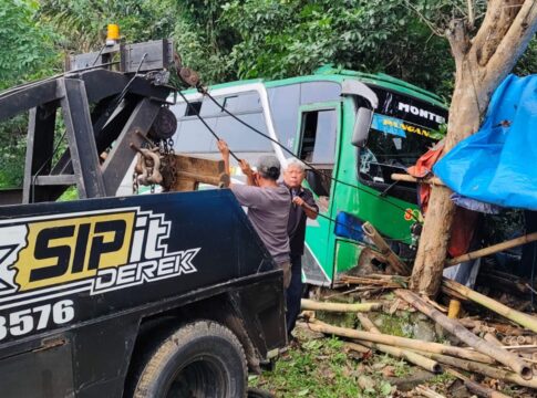 Ketpot: Bus yang mengalami kecelakaan terperosok di pinggir jalan Ciamis Banjar tepatnya Dusun Sumur Bandung Desa Karangkamulyan Cijeungjing Ciamis