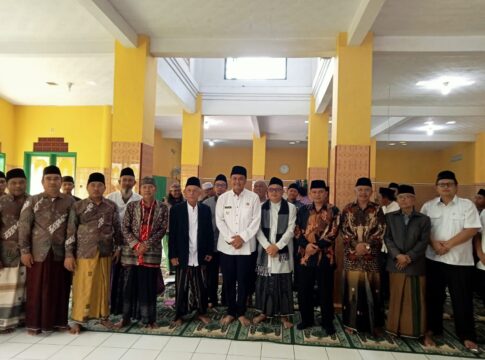 Ket foto : Wawali Kota Tasikmalaya Dicky Candra bersama Para Pimpinan Ponpes se-Kecamatan Kawalu dalam kegiatan Pembinaan dan Pembekalan di Ponpes Darrusalam (fokusjabar/Seda)