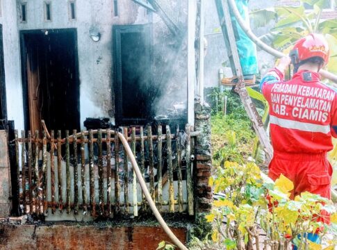 Ketpot: Petugas Damkar UPTD Ciamis saat memadamkan api di rumah milik Dudung warga Nagrak Ciamis