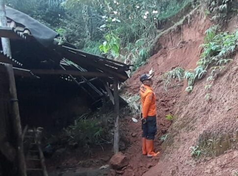 Hujan deras yang terus mengguyur wilayah Kabupaten Ciamis, Jawa Barat, menyebabkan sebuah rumah milik Mamat Rahmat di Dusun Bangunjaya, Desa Sukajaya, Kecamatan Pamarican