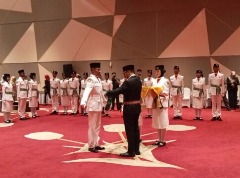 Ket foto : Prosesi pengukuhan Anggota Paskibraka Kota Tasikmalaya oleh Wali Kota Viman Alfarizi di Ballroom Grand Metro Hotel Tasikmalaya (fokusjabar/Seda)
