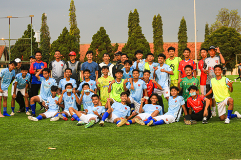 Caption: Tim dan pelatih Banjar Patroman FC