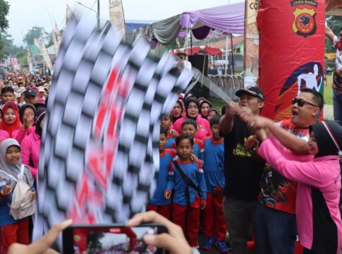 Ketpot: Kapolres Ciamis saat mengibarkan bendera start jalan sehat