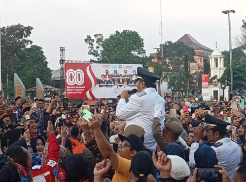 Ket foto : Wakil Wali Kota Tasikmalaya Diky Candra, dibopong sambil bernyanyi usai upacara Penurunan Bendera di lapangan Upacara Dadaha Kota Tasikmalaya (fokusjabar/Seda)