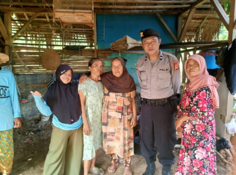 Caption:Anggota Polsek Purwaharja, Polres Banjar sedang memberikan himbuan antisipasi gangguan keamanan