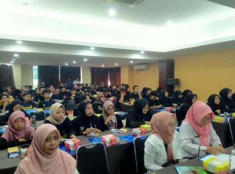 Caption: Peserta sekolah tani sedang mendengarkan sambutan Ketua KNPI Kota Banjar