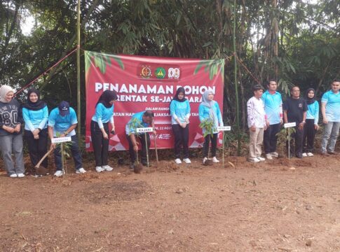 Caption: Penanaman pohon di lokasi wiasata Situ Leutik
