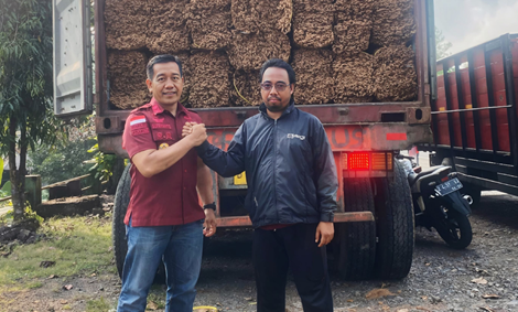 Ketpot: Kalapas Kelas IIB Ciamis Supriyanto (Kiri) saat melepas ekspor Coir Net hasil karya warga binaan Lapas Ciamis Jawa Barat