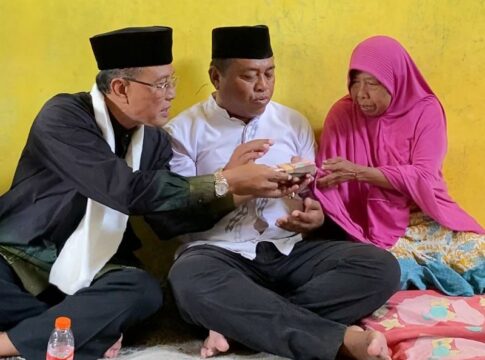 Ketpot: Bupati Ciamis Herdiat Sunarya (Kiri) saat menyerahkan bantuan kepada Titi untuk perbaikan rutillahu