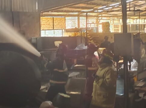 Ketpot: Personel Damkar pos WMK Kawali saat berjibaku memadamkan api di bangunan CV Widuri Snack