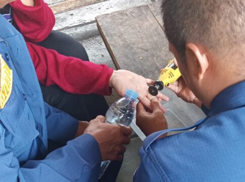 Ketpot: Personel Damkar UPTD Ciamis saat melepas cincin dijari ibu Yusticia warga Kelurahan Kertasari