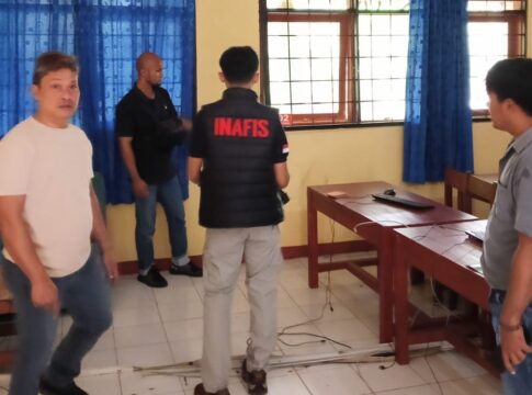 Ketpot: Ps Kanit Reskrim Polsek Sukadana Aiptu Slamet Rubino (Kaos Putih) dan Tim Inafis Polres Ciamis saat olah TKP di ruangan labolatorium komputer SMPN 1 Sukadana