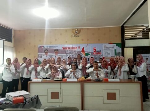 Ket foto : Wakil Wali Kota Dicky Candra, berfoto bersama para Pegawai DPPKBP3A Kota Tasikmalaya dalam Sosialisasi Pencegahan Tindakan Korupsi di Instansi Pemerintahan (fokusjabar/Seda)