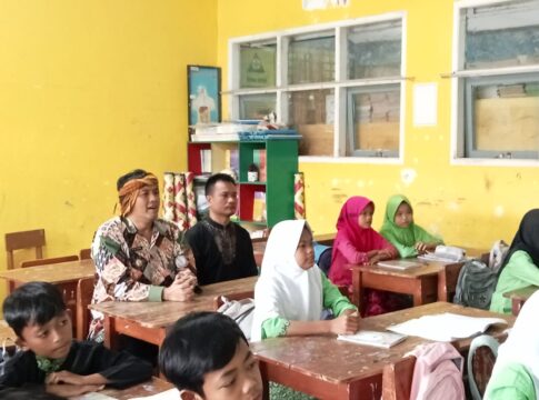 Ket foto : Wakil Wali Kota Dicky Candra bersama murid lainnya, Sedang mendengarkan materi pelajaran Aksara Sunda yang disampaikan Ibu Guru Yani Mediawati di ruang kelas (fokusjabar/Seda)