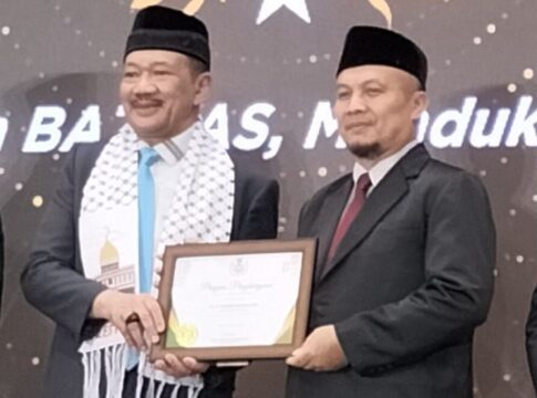 Ketpot: Kabag Kesra Setda Kabupaten Ciamis Ihsan Arsyad (Kanan) saat menerima penghargaa mewakili Bupati Ciamis