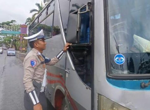 Ketpot : Petugas Polisi Ciamis saat melakukan penyekatan