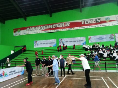 Ket foto : Pemukulan Shuttle Cock bersama, Tanda dimulainya Kejuaraan Bulutangkis Piala Mempora 2025 di GOR Susi Susanti Tasikmalaya (fokusjabar/Seda)