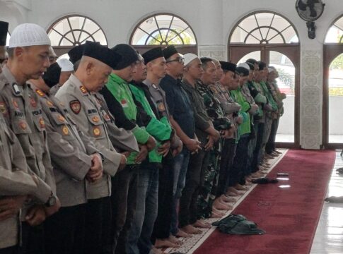 Caption: Jajaran Polres Banjar, Ojol dan TNI solat goib di Masjid Agung Banjar