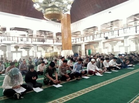 Ket foto : Forkopimda Kota Tasikmalaya bersama para Ulama, tokoh masyarakat organisasi Kepemudaan, Kemahasiswaan dan organisasi Keagamaan menggelar Doa bersama untuk keselamatan bangsa (fokusjabar/Seda)
