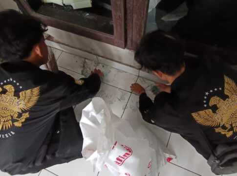 Caption: Anggota KPM Brigez Kota Banjar sedang membersihkan puing - puing di kantor DPRD Kota Banjar