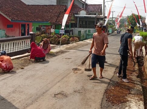 Ketpot: Warga Dusun Pasirpeuteuy saat bersih bersih lingkungan menjelang HUT RI ke 80