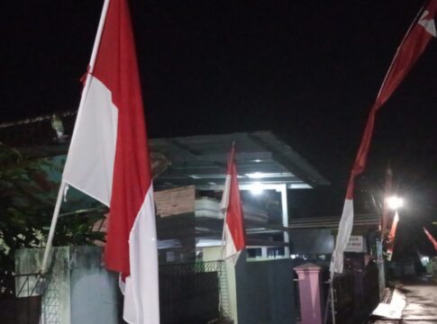 Ketpot: Bendera Merah Putih yang sudah terpasang di lingkungan warga
