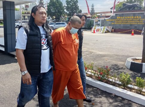 Ketpot ; Tersangka pencuri mobil saat digiring anggota Polres Ciamis