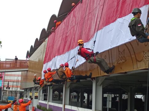 Ketpot: Pelaksanaan pembentangan bendera merah putih berukuran raksasa di area Food court Ciamis