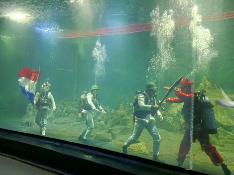 Poto: Aktraksi pertunjukan di dalam aquarium Indonesia Pangandaran