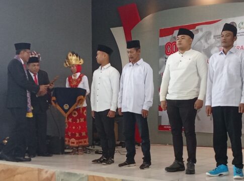 Ketpot: Bupati Ciamis Herdiat Sunarya saat menyerahkan remisi kepada perwakilan narapidana Lapas Ciamis