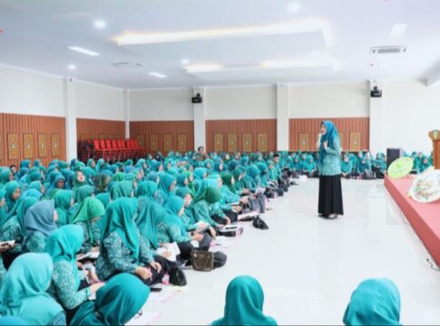 Ket foto : Ketua Umum TP PKK dr. Elvira Kamarrow Putri, memberikan pembekalan program-program pokok PKK bagi para Kader Dasawisma se-Kota Tasikmalaya (fokusjabar/Seda)