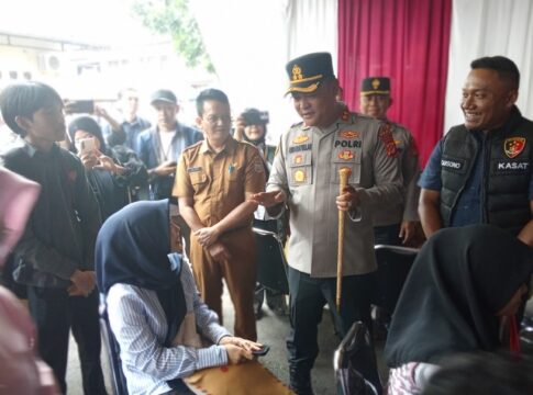 Ketpot: Kapolres Ciamis AKBP. Hidayatullah didampingi Sekdis Tenaga Kerja Kabupaten Ciamis Solohin