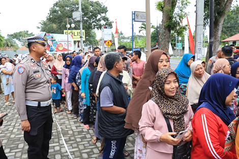 Poto: Suasana antrian warga menyerbu gerakan pangan murah polres Pangandaran