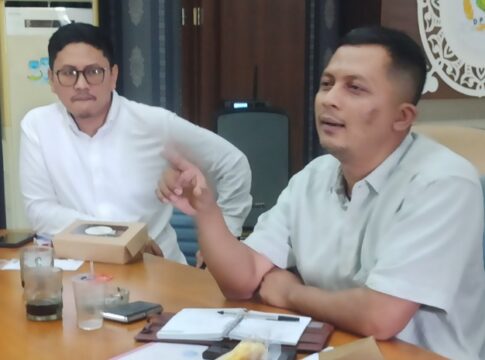Ketua Komisi Komisi 3 DPRD Kabupaten Tasikmalaya, Gumilar Akhmad Purbawisesa didampingi Luthfi (anggota).