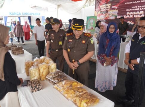 Kepala Kejari Kabupaten Tasikmalaya, Agus Khausal Alam, SH, MH, meninjau produk-produk unggulan pada kegiatan bazar UMKM.