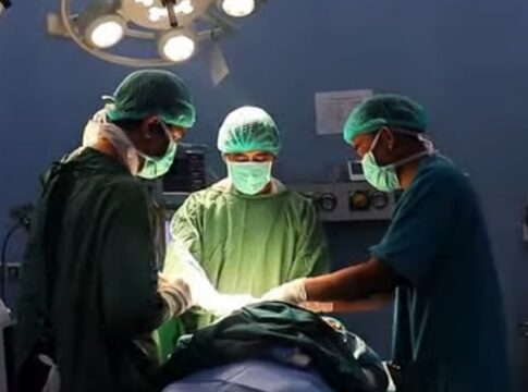 Tim medis RSUD KHZ Musthafa Kabupaten Tasikmalaya melakukan tindakan medis teehadap pasien penyakit kanker.