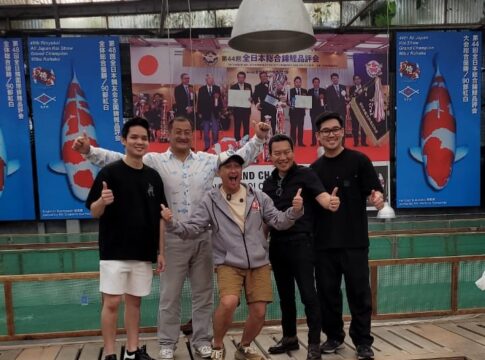 Hartono Soekwanto (Kemeja Putih) bersama Irfan Hakim (Memakai Topi) berfoto bersama