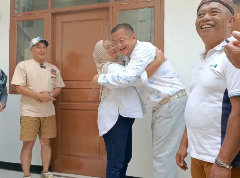 Ibu Nunung, warga RW 08, Kelurahan Hegarmanah, Kecamatan Cidadap, Kota Bandung Berpelukan Dengan Bos Koi Hartono Soekwanto
